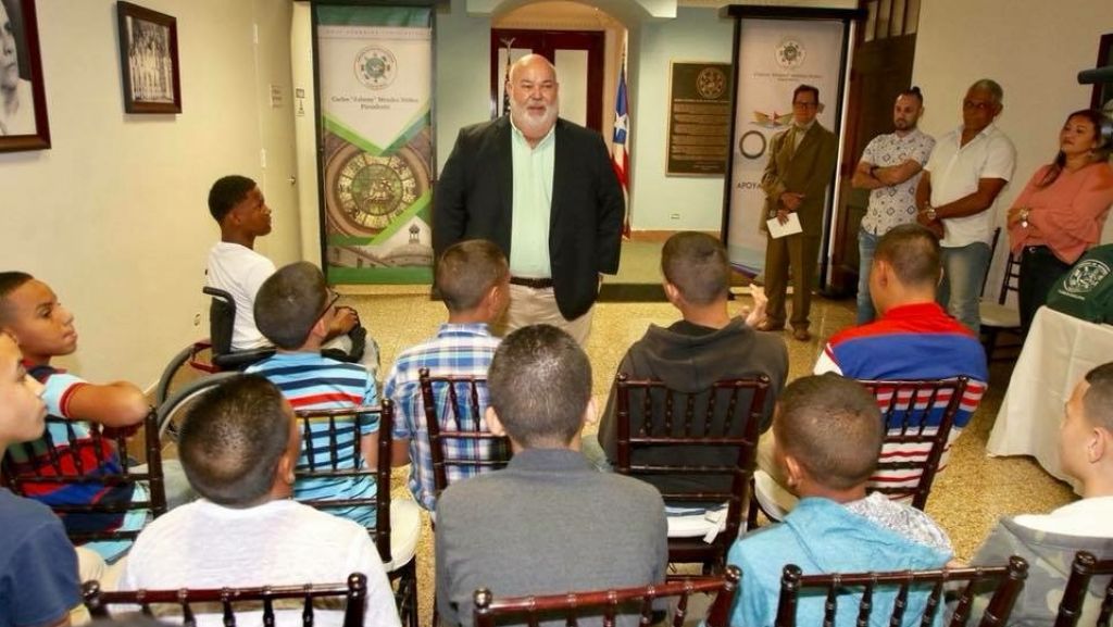  &lsquo;Johnny&rsquo; M&eacute;ndez recibe a ni&ntilde;os con discapacidades en El Capitolio 