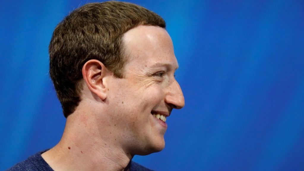  VIDEOS: Zuckerberg bromea en público sobre la cuestionada privacidad en Facebook y nadie se ríe 