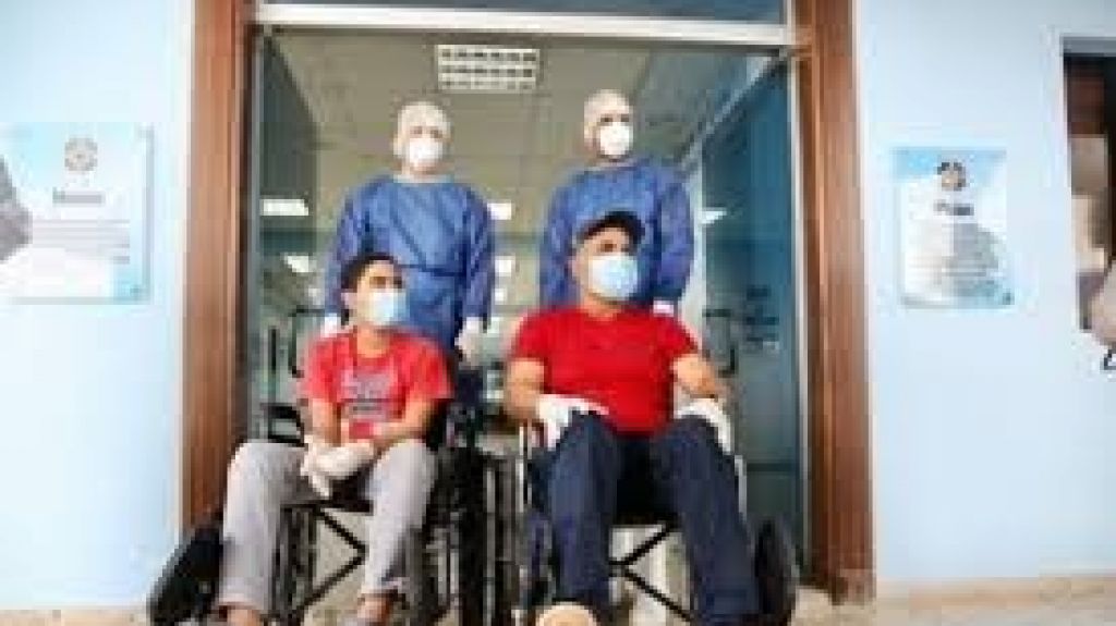  Imágenes de esperanza: niño de 12 años curado de COVID-19 recibe el alta junto a su papá 