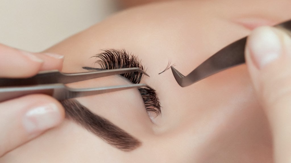  VIDEO: Una “tiktoker“ muestra la fuerte reacción alérgica que le provocó un tratamiento común de belleza (y otras internautas cancelan sus citas) 