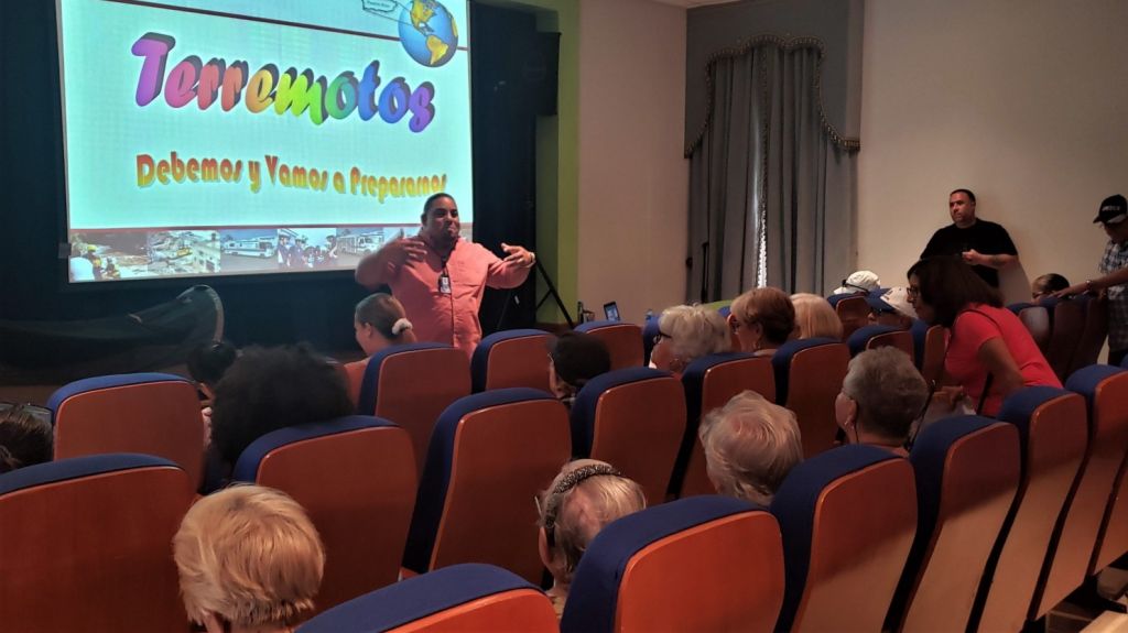  Cientos de personas acuden a orientaci&oacute;n sobre terremotos y tsunamis en Fajardo 