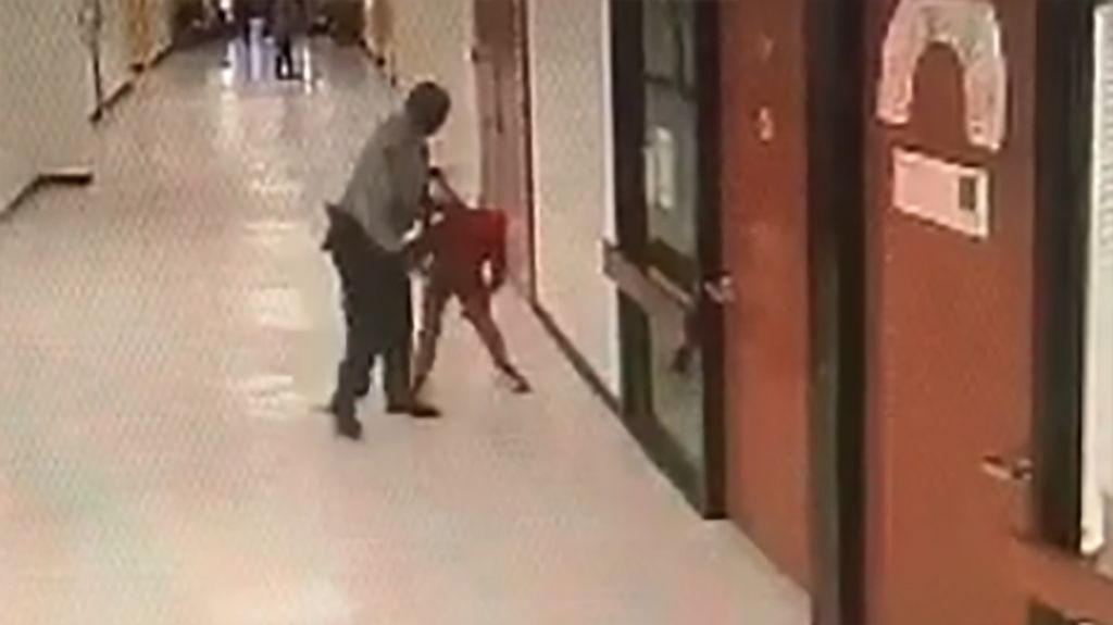  VIDEO: Polic&iacute;a golpea dos veces seguidas a un ni&ntilde;o contra el suelo en una escuela de Carolina del Norte 