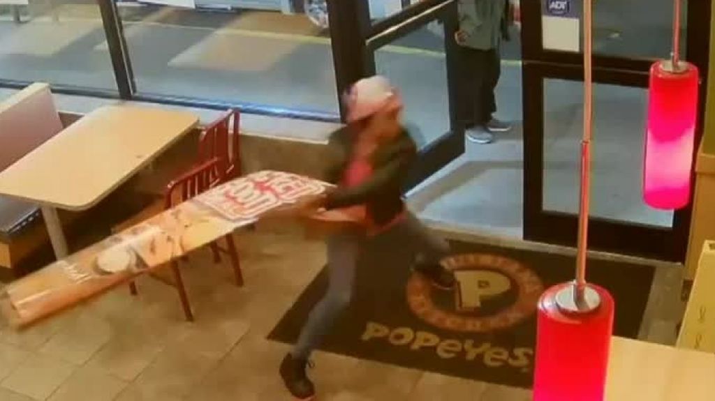  Video: Buscan mujer que rompi&oacute; la ventana de un &ldquo;Fast Food&rdquo; porque no le dieron refresco 