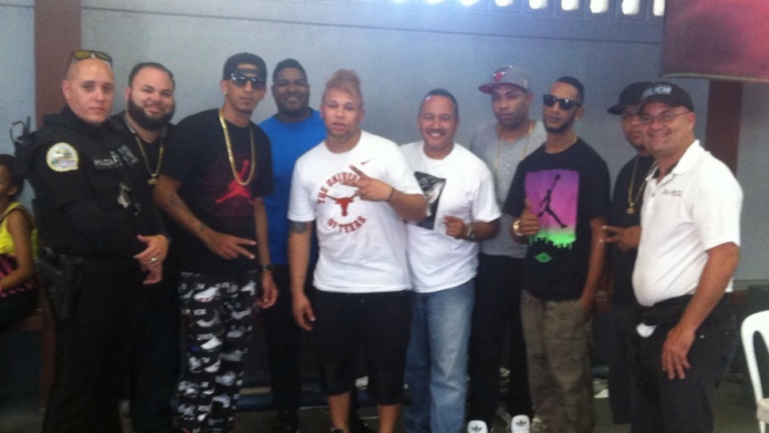 PolicÃ­as Municipales y Barberos de Llorens Torres, se unen para âAcicalarâ los niÃ±os de Monte Hatillo