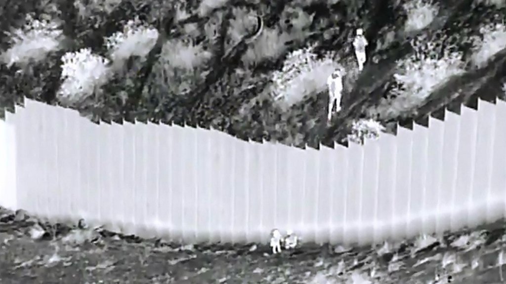  Video: Captan a &ldquo;coyote&ldquo; dejando caer a ni&ntilde;as migrantes desde valla fronteriza 