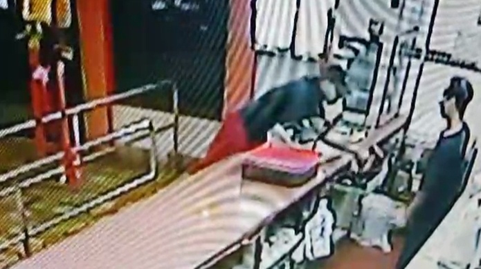 Nuevo video de policía municipal de San Juan asaltando un restaurante chino