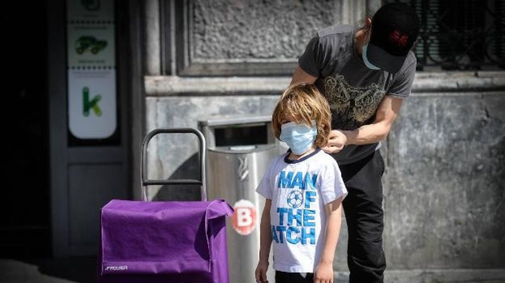  Espa&ntilde;a permitir&aacute; a los ni&ntilde;os salir a jugar y pasear una hora al d&iacute;a 