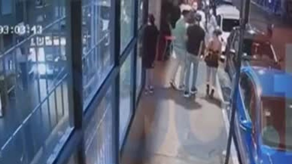  Publican video de tiroteo en negocio de la calle Lo&iacute;za que dej&oacute; dos j&oacute;venes heridos 