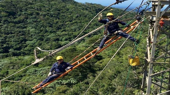 Empleados de la AEE estÃ¡n dando todo, para que tu tengas luz apÃ³yalos 