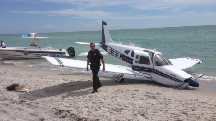 Avioneta se estrella en una playa, mata a un hombre y hiere a su hija