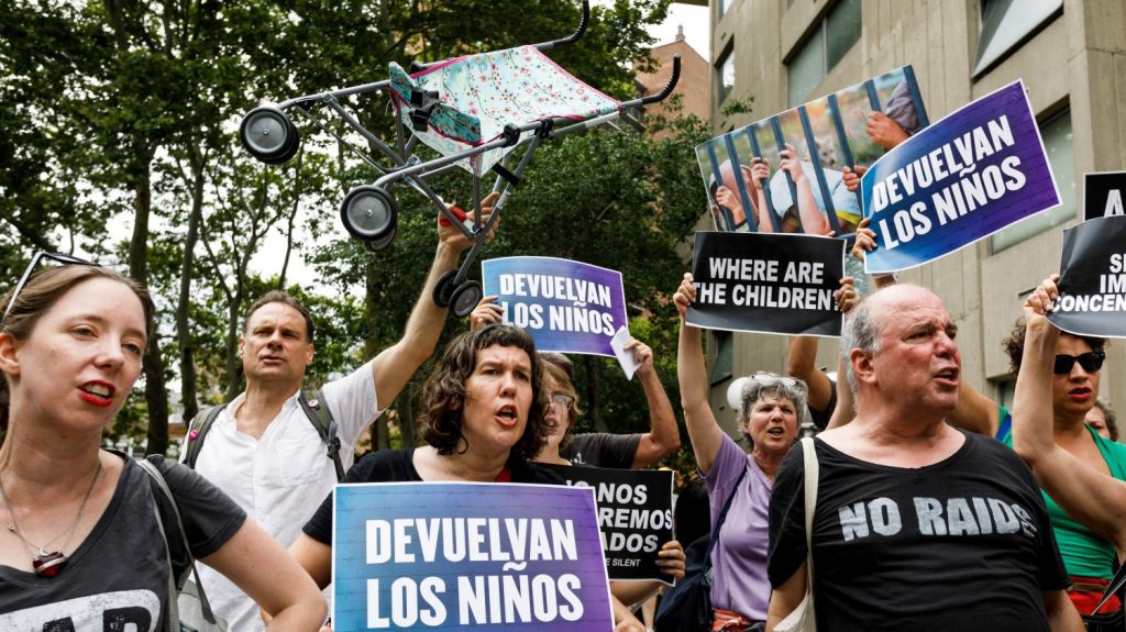  Activistas exigen liberaci&oacute;n de ni&ntilde;os detenidos en la frontera con M&eacute;xico 
