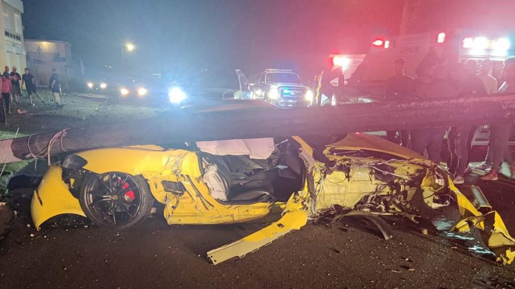  Fotos: Conductor de un Porche GT a exceso de velocidad en Bayam&oacute;n, se lleva un poste &ldquo;enredaoo&rdquo; 
