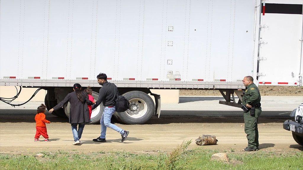  Descubren 62 inmigrantes indocumentados escondidos en un cami&oacute;n en Texas 