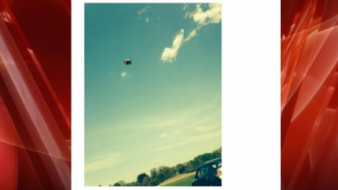 Un castillo inflable se elevÃ³ a 15 metros de altura con tres niÃ±os adentro