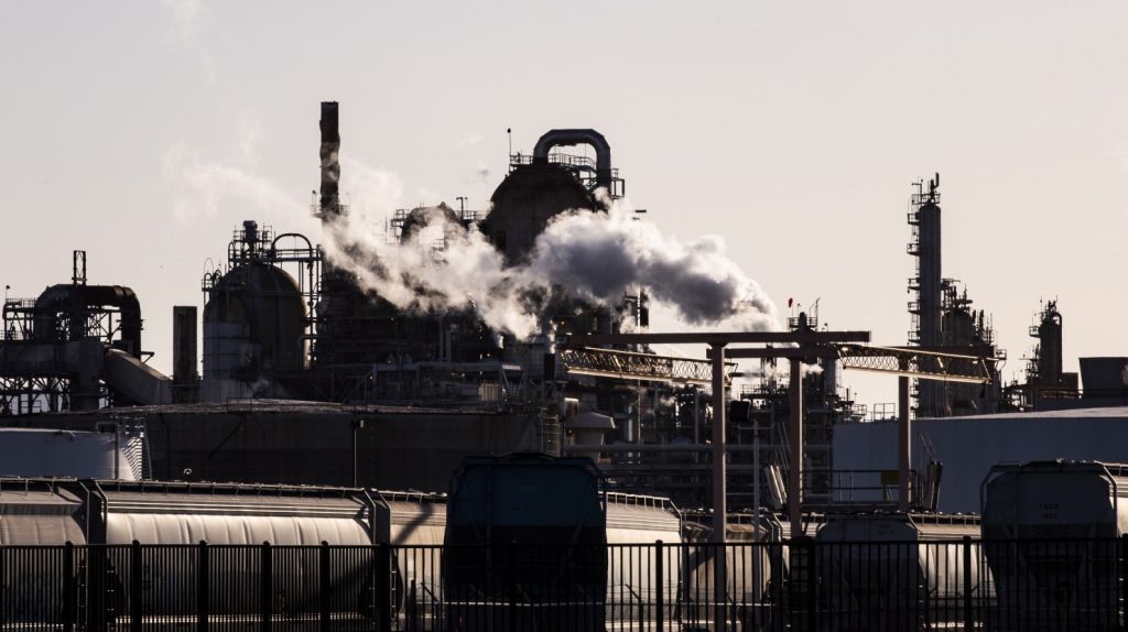  El petr&oacute;leo sube un 25 % por expectativas de repunte en la demanda 