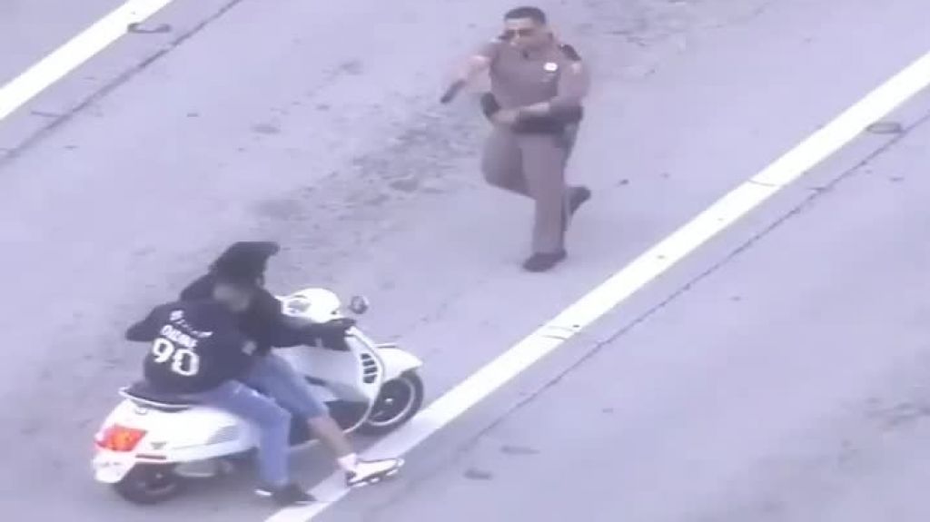  Video: Momento en que un &ldquo;State Trooper&rdquo; enfrenta decenas de &ldquo;Four Track&rdquo; y motoras 