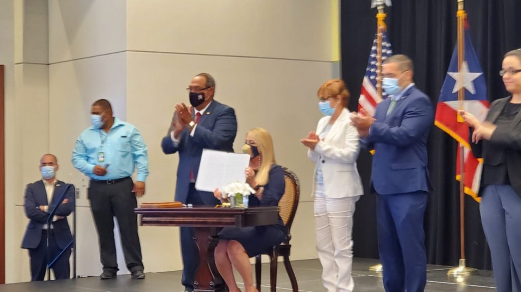  Gobernadora firma ley que separa al Instituto de Ciencias Forenses del DSP 