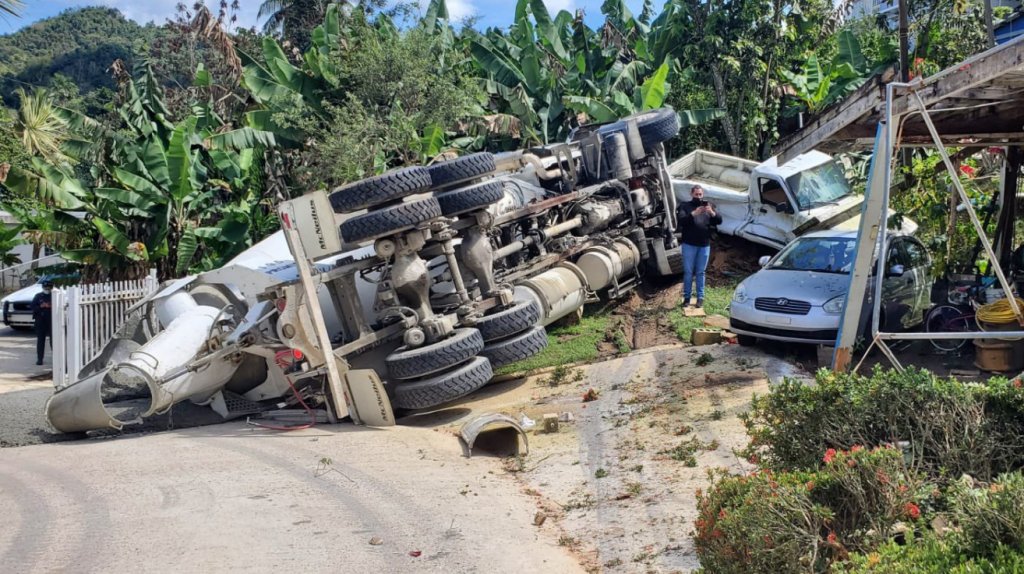  Fotos: Se vuelca cami&oacute;n de cemento en Guaynabo 