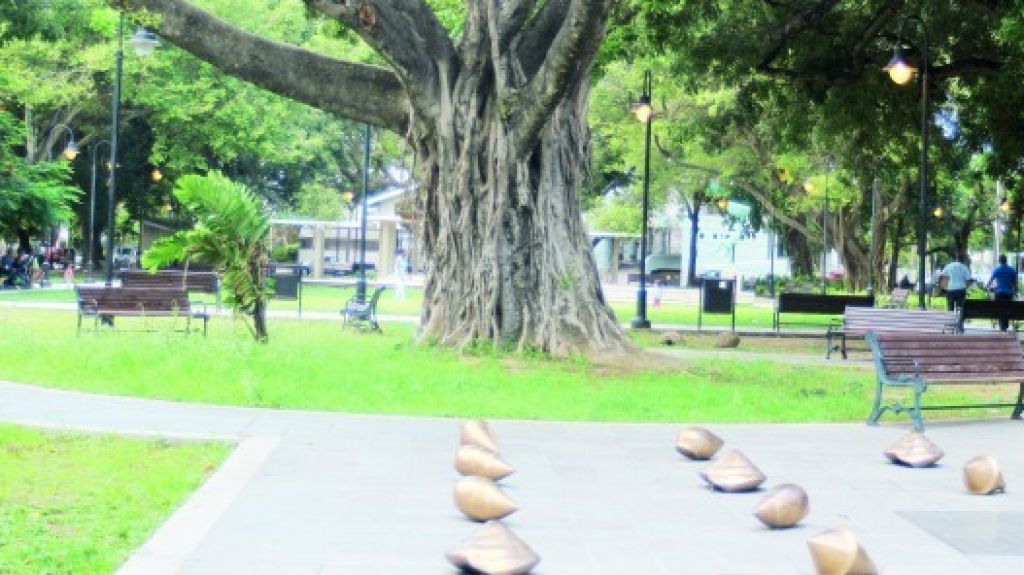 Se roban un caracol de bronce de la Plaza Stella Maris del Condado 