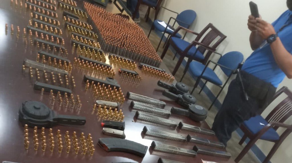  Municipales y estatales da un” palo” en Juana Diaz, ocupan 11 armas y cientos de municiones 