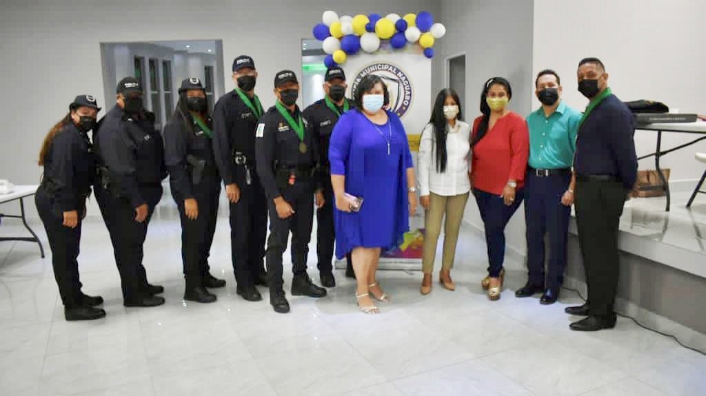  Naguabo equipa con chalecos antibalas a sus polic&iacute;as municipales 