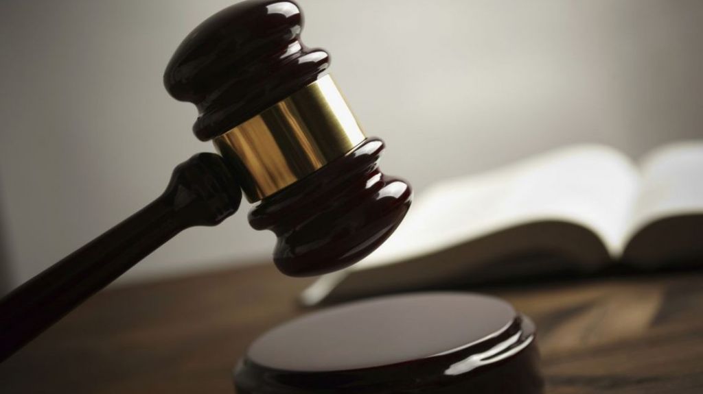 Va preso por robarse una plancha para el cabello