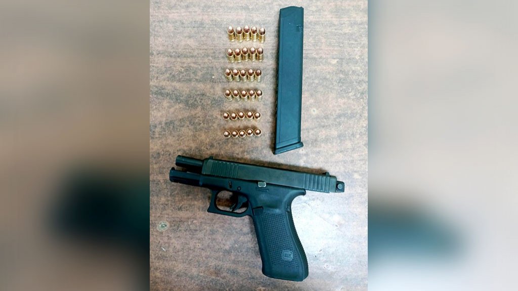  Arrestan a joven por porte ilegal de un arma y a su padre por amenazar de muerte al agente que lo deten&iacute;a 