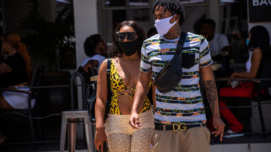  Nuevo r&eacute;cord de muertes por COVID-19 en una Florida bajo amenaza de hurac&aacute;n 