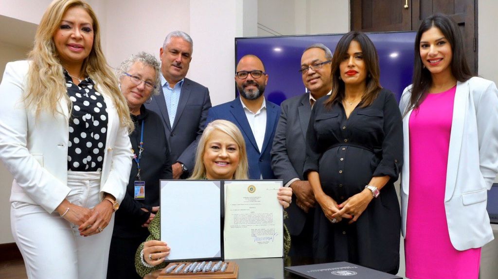  Gobernadora V&aacute;zquez Garced firma medidas en beneficio de la mujer, incluida enmienda a la Ley 54 de violencia dom&eacute;stica 