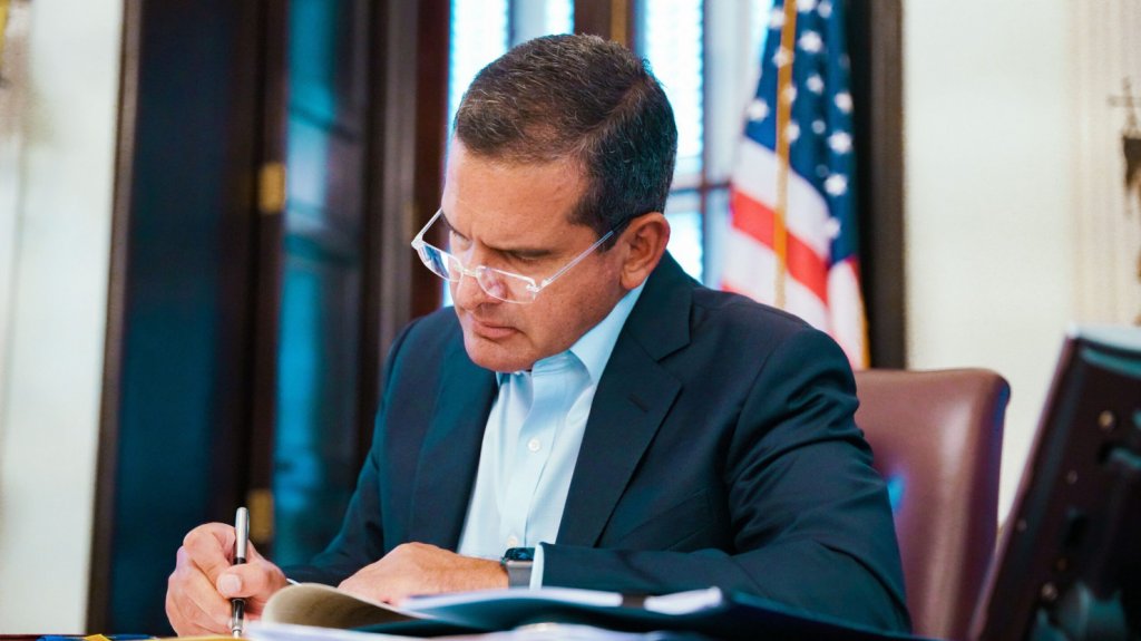  Pierluisi veta proyecto para catalogar como empleados de alto riesgo a los alguaciles de la Rama Judicial 