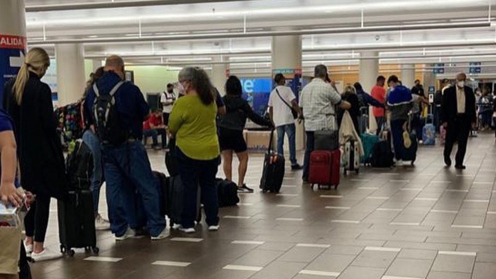  Video: Violentas las filas para salir del aeropuerto Luis Muños Marin 
