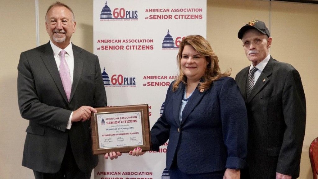  Premian a la comisionada residente por esfuerzos para los adultos mayores 