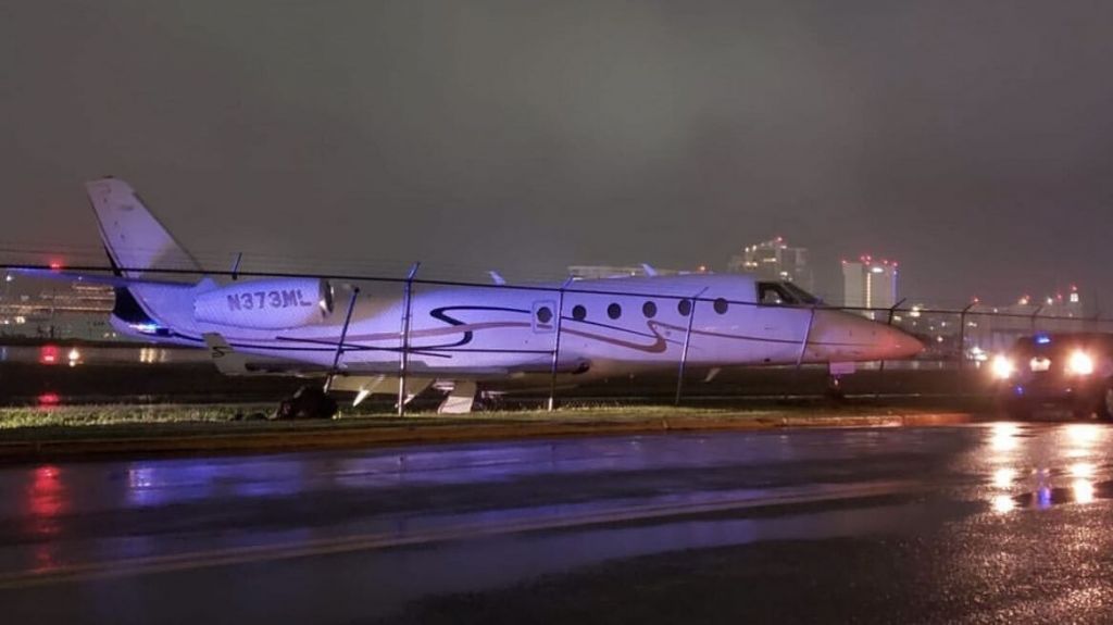  Video en vivo: As&iacute; quedo el &ldquo;jet&rdquo; privado que se sali&oacute; de la pista en aeropuerto de Isla Grande 