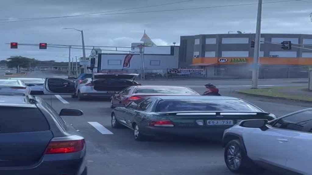  Video: Con grillete conductora que en medio del tap&oacute;n en Bayam&oacute;n se baj&oacute; de carro y le dio con una manopla a otra 