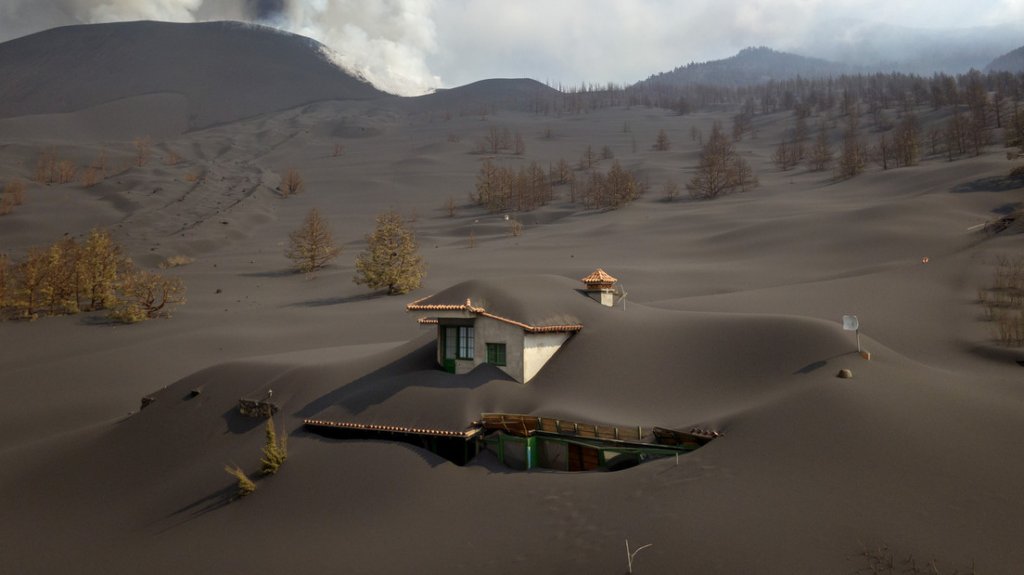  Volc&aacute;n deja imensas dunas de ceniza en La Palma 