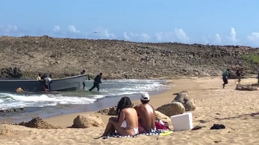  Captan en video momento en que una yola con inmigrantes desembarco hoy en Isabela 