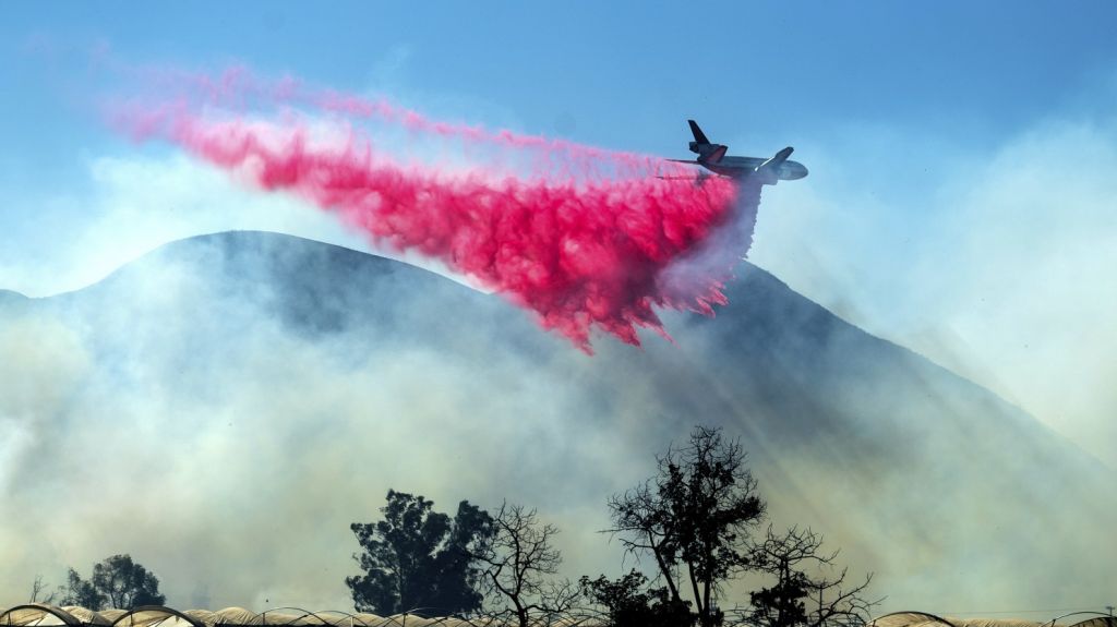  Bomberos progresan en combatir incendio en sur de California 
