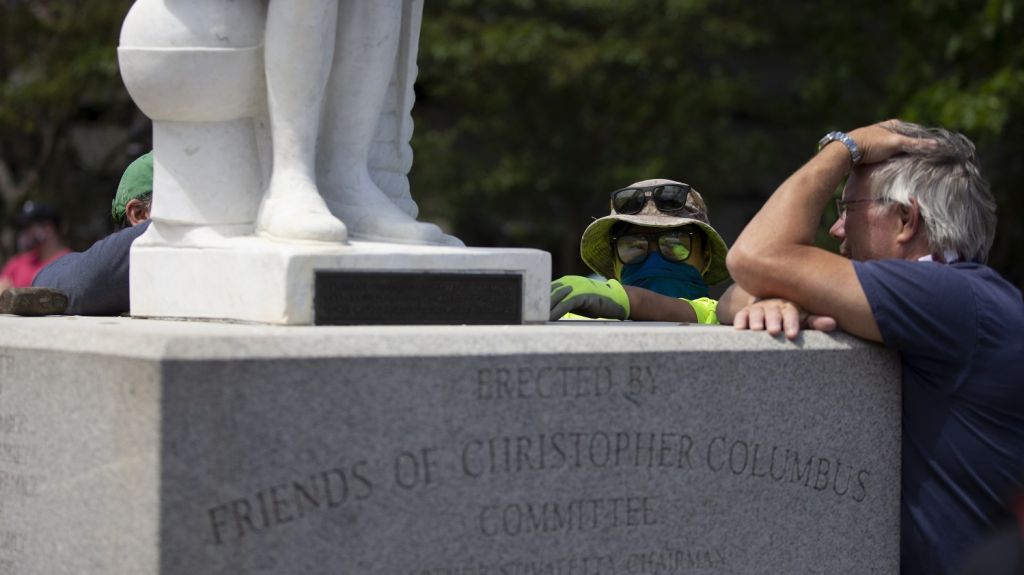  Retiran estatua de Col&oacute;n en Nueva Jersey por cosiderarla s&iacute;mbolo de opresi&oacute;n 