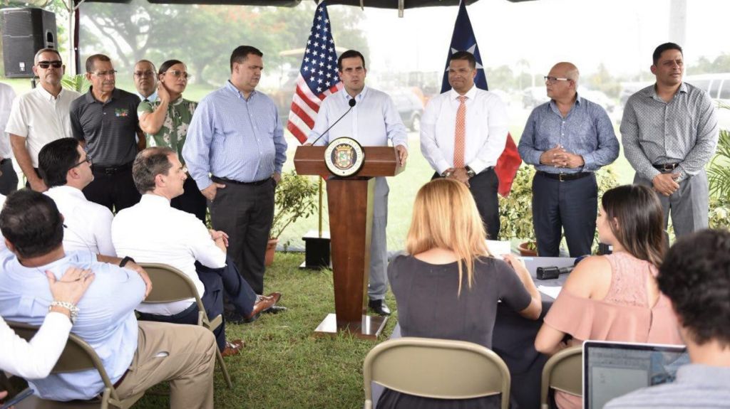  Rossell&oacute; Nevares coloca primera piedra de Abriendo Caminos en la regi&oacute;n norte de la Isla 