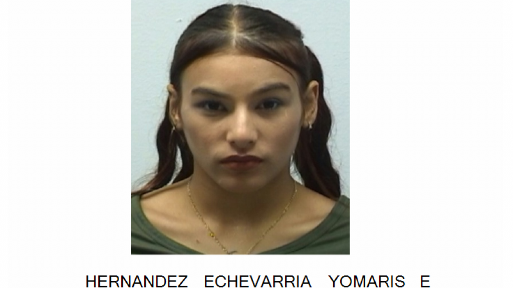  A la cárcel muchachita de 19 años que le entró a palos a los cristales de un carro en Utuado 