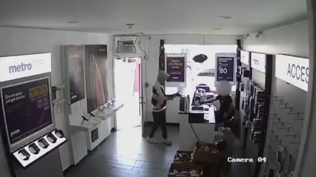  VIDEO: Un hombre armado entra en una tienda a robar y acaba tiroteado por un empleado en EE.UU. 