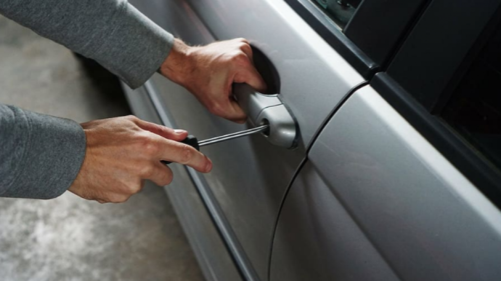  Roban m&aacute;s de tres mil d&oacute;lares desde auto estacionado en condominio de Hato Rey 