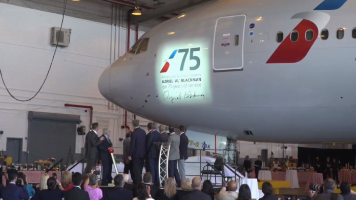 Video: American Airlines dedica un Boeing 777 a mecánico de 91 años por 75 años de servicio