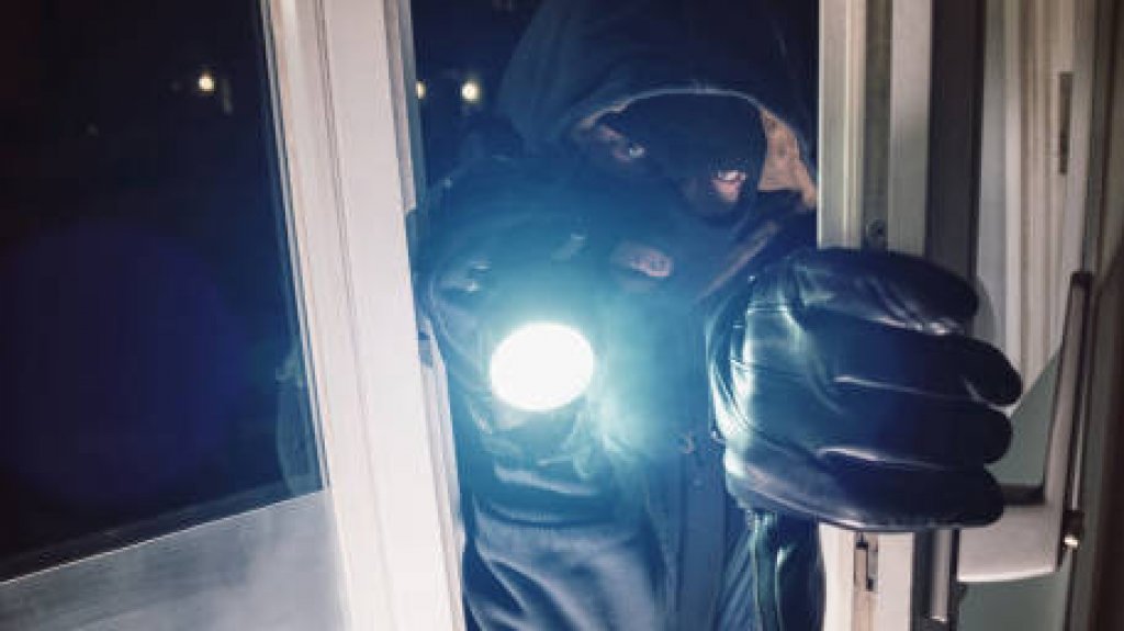  Delincuentes ocupan un beeper para abrir port&oacute;n de una residencia de Puerto Nuevo y se llevan siete mil d&oacute;lares en efectivo 