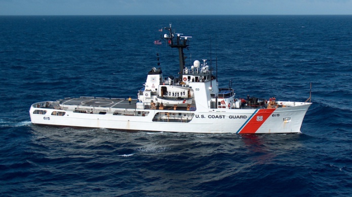 Decenas de cubanos varados en barco de Guardia Costera