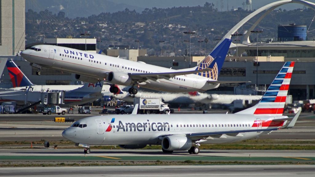  Expertos en salud critican a American Airlines y United Airlines por llenar vuelos 