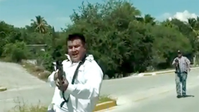 Video: PolicÃ­as amenazan con armas a periodistas en MÃ©xico