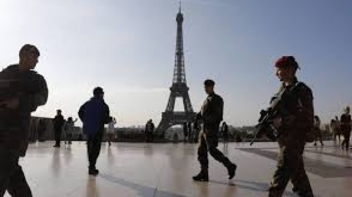 Video: Un coche atropella a varios militares del dispositivo antiterrorista francÃ©s