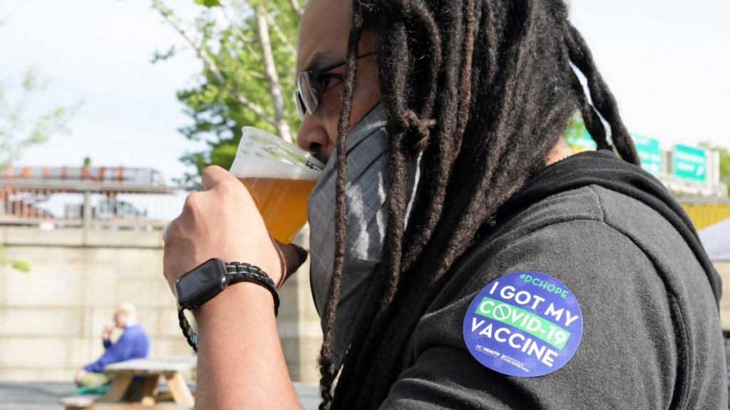  Cerveza, marihuana o b&eacute;isbol: las &ldquo;guindas&ldquo; que incentivan a EEUU a vacunarse 