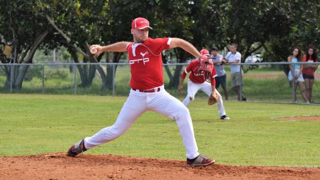  &ldquo;Los Gallitos&rdquo; vencen a &ldquo;Los Pitirres&rdquo; en partido de b&eacute;isbol universitario&nbsp; 